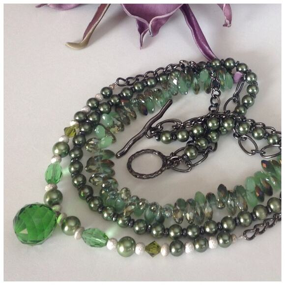 Beautiful Emerald Green Pearl-Like Necklace - Picture 5 of 7